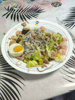 Una foto de Ensalada de gulas y gambas