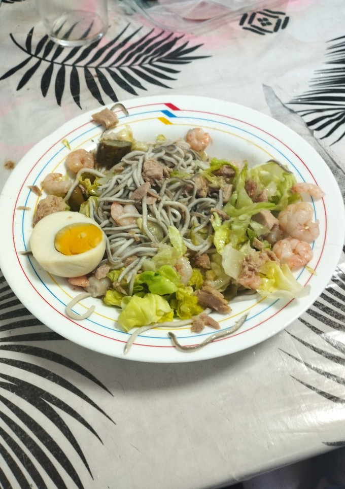 Una foto de Ensalada de gulas y gambas