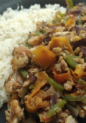 Una foto de Salteado de verduras y merluza