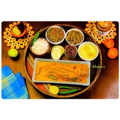 A picture of Tilapia Tel-Jhal (A Typical Bong Lunch Platter).