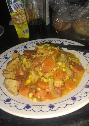 Una foto de Wok de verduras con pollo