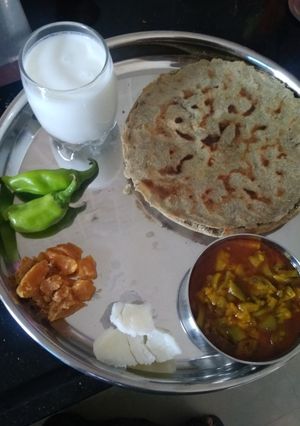 કાઠિયાવાડી દેશી ખાણું ગલકા નું શાક - બાજરા નો રોટલો રેસીપી મુખ્ય ફોટો