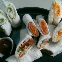 A picture of Sandwich Rollups.