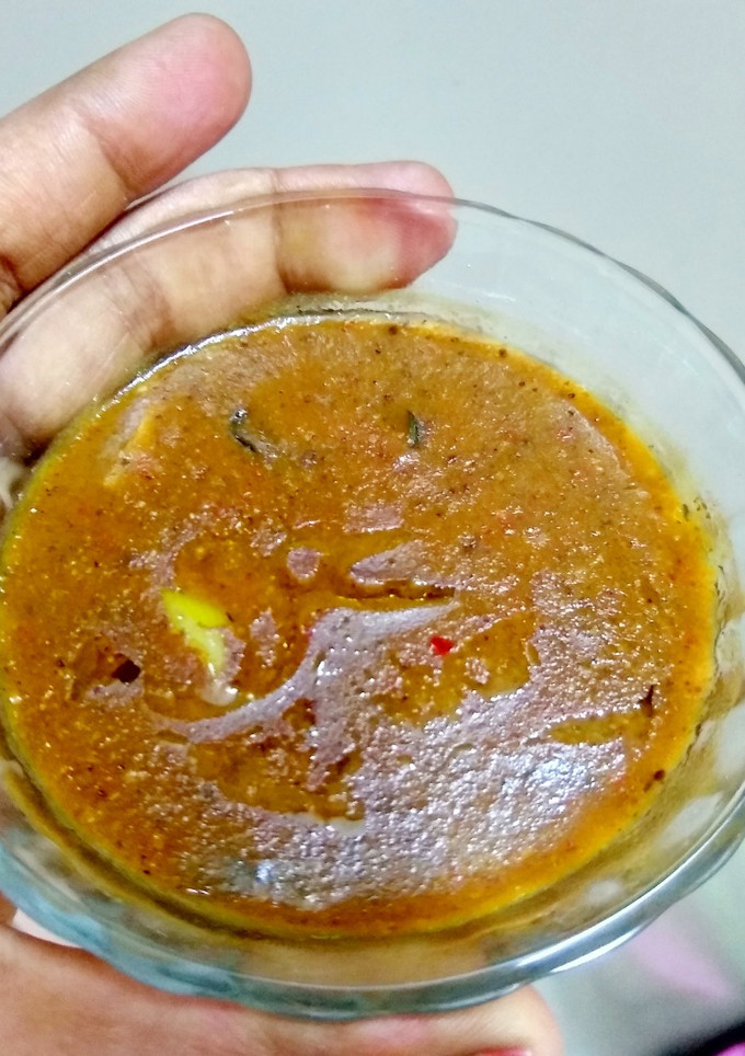 அரைத்து விட்ட மிளகு பூண்டு குழம்பு (poondu kulambu recipe in Tamil) செய்முறை முக்கிய புகைப்படம்
