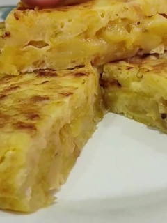 Una foto de Tortilla de patatas con cebolla caramelizada