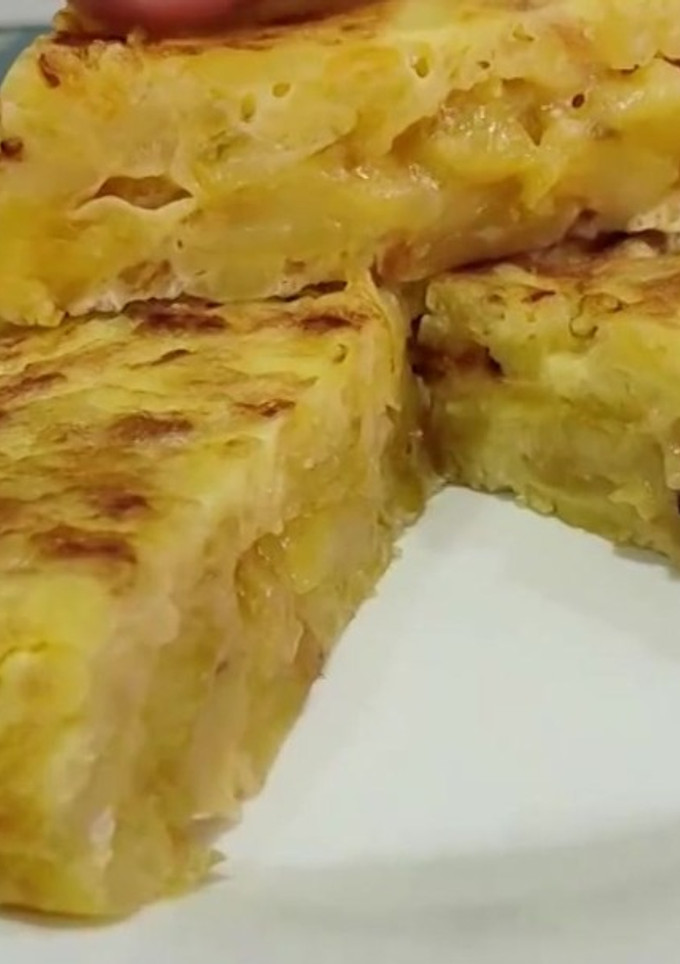 Una foto de Tortilla de patatas con cebolla caramelizada