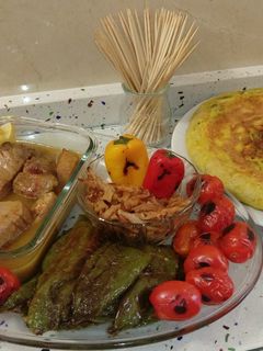 Una foto de Fritura y asado vegetal con carne en salsa y tortilla de espárragos