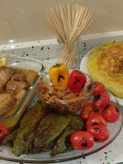 Una foto de Fritura y asado vegetal con carne en salsa y tortilla de espárragos