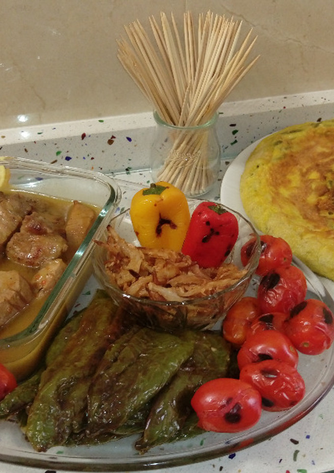 Una foto de Fritura y asado vegetal con carne en salsa y tortilla de espárragos