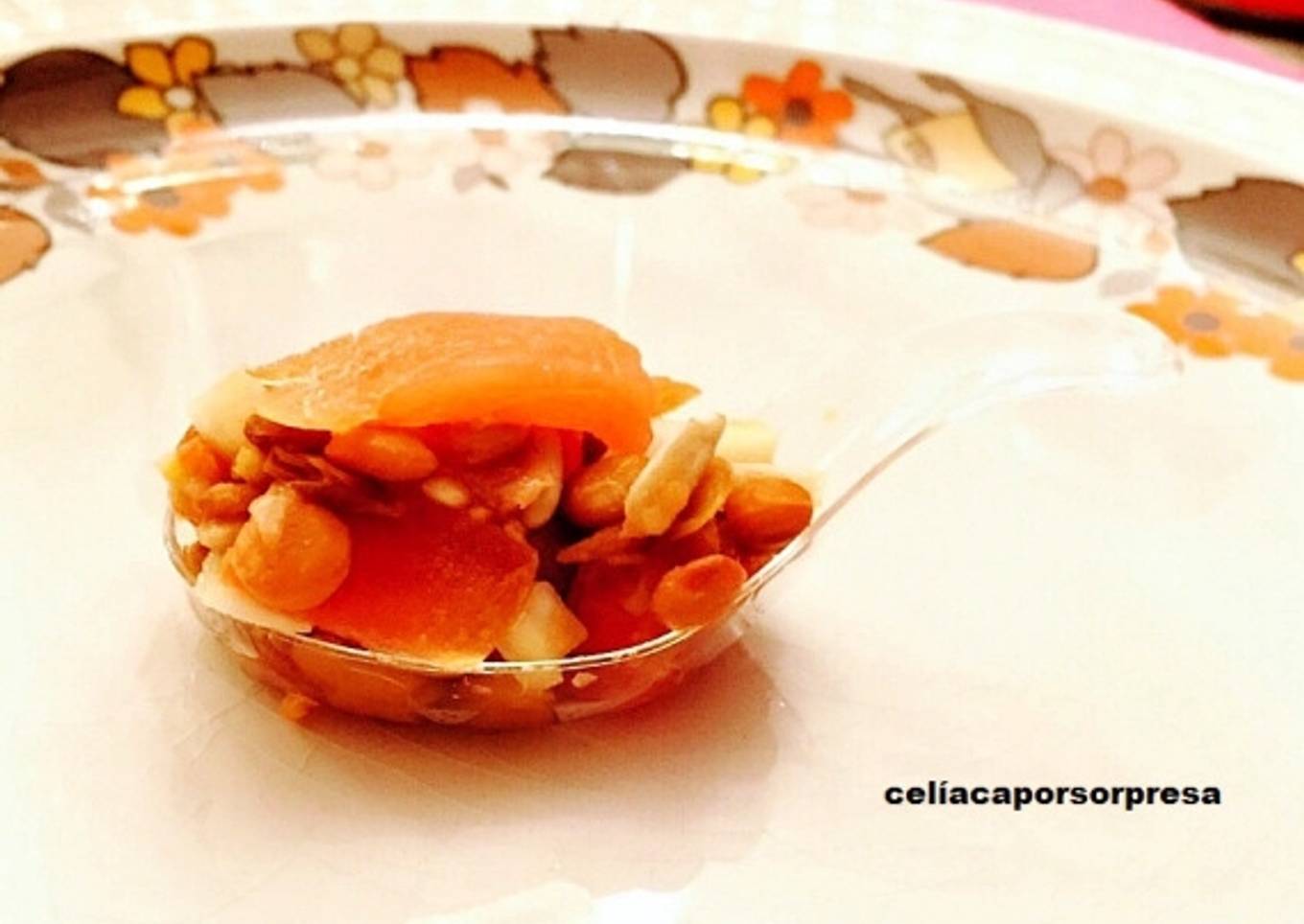 Cucharitas de ensalada de lentejas con pipas de girasol y salmón ahumado