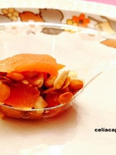 Una foto de Cucharitas de ensalada de lentejas con pipas de girasol y salmón ahumado