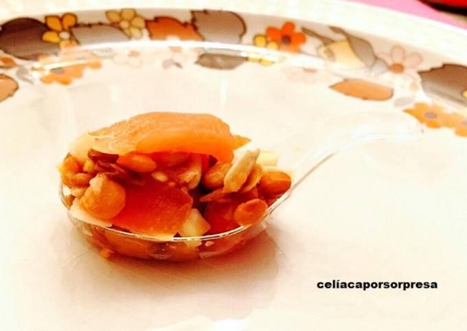 Foto principal de Cucharitas de ensalada de lentejas con pipas de girasol y salmón ahumado