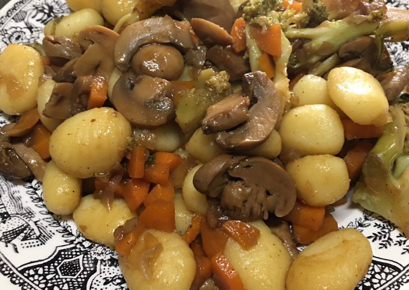 Ñoqui salteados con champiñones, zanahorias y brócoli