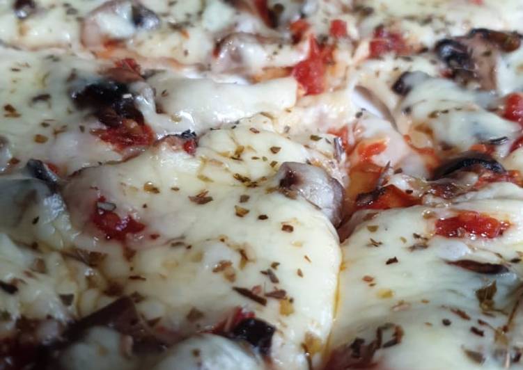 Recipe: Yummy Cheese and Mushroom Pizza