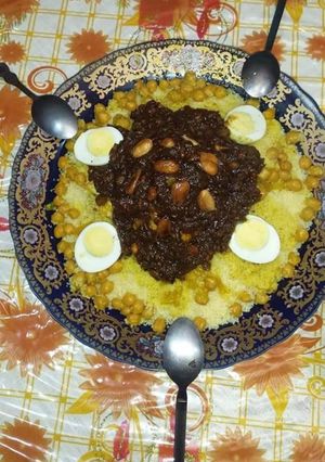 صورة لوصفة كسكس بالتفاية والبيض مزين باللوز 👍🇲🇦👸👑