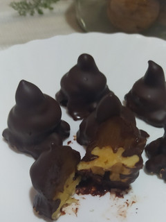 Una foto de Copitos De Nueces y Dulce De Leche Con Baño De Chocolate