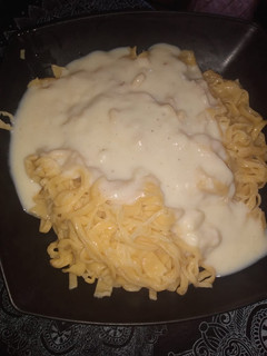 Una foto de Fideos caseros al pimentón, con Salsa Blanca