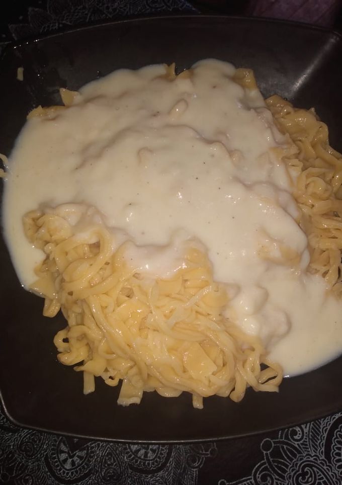 Una foto de Fideos caseros al pimentón, con Salsa Blanca