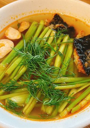 Hình của món Canh chua mẻ rau cần.