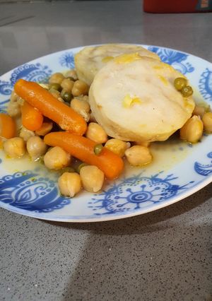 Una foto de Medallones de merluza con garbanzos