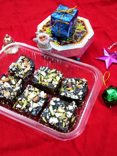 ચોકલેટ ખજૂર બરફી (Chocolate Khajur Barfi Recipe In Gujarati) રેસીપી મુખ્ય ફોટો