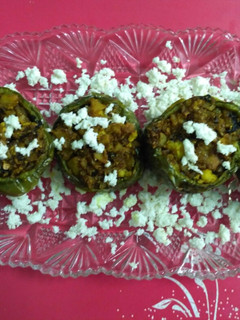 स्टफ्ड कैप्सिकम(Stuffed capsicum recipe in Hindi) रेसिपी मुख्य फोटो