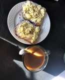 Desayuno fit: tostadas con huevo revuelto y queso crema😋