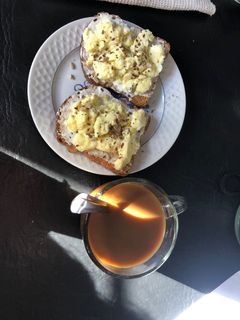 Una foto de Desayuno fit: tostadas con huevo revuelto y queso crema😋