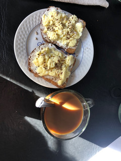 Una foto de Desayuno fit: tostadas con huevo revuelto y queso crema😋