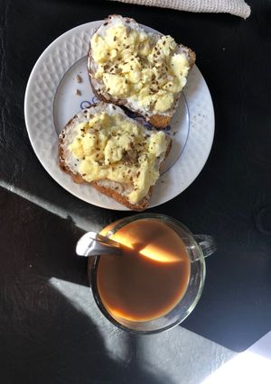 Una foto de Desayuno fit: tostadas con huevo revuelto y queso crema😋