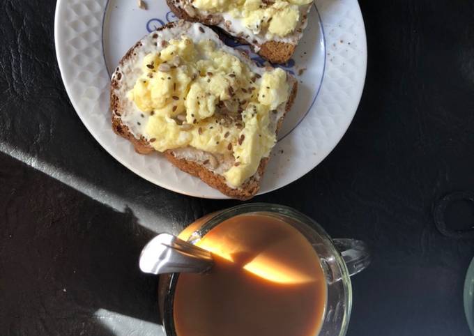 Desayuno fit: tostadas con huevo revuelto y queso crema? Receta de  palomaaa?????- Cookpad