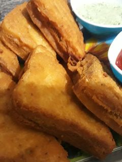 ब्रेड पकोडा (bread pakoda recipe in marathi) रेसिपी चे मुख्य फोटो