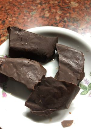 Una foto de BARRITAS DE CHOCOLATE con Almendras y pasas de uva
