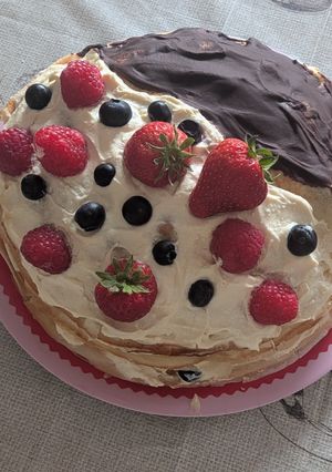 Túrós gyümölcsös palacsintatorta recept fotója