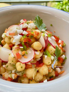Una foto de Ensalada de garbanzos fresquita y deliciosa 😃