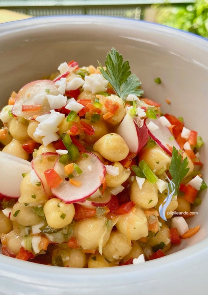 Una foto de Ensalada de garbanzos fresquita y deliciosa 😃