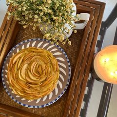 A picture of Apple rose cake.