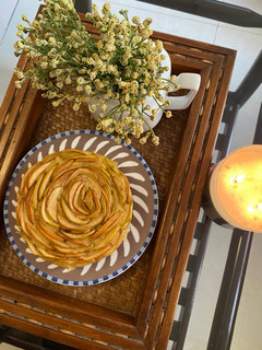 A picture of Apple rose cake.