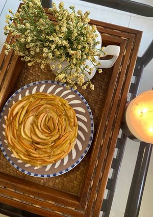 A picture of Apple rose cake.