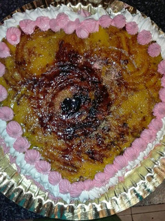 Una foto de Tarta de crema de naranja, bizcocho de chocolate y yema tostada con merengue aromatizado con vainilla