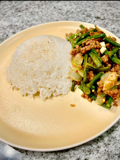 A picture of Sautéed long beans with ground beef (Tumis kacang panjang dengan daging giling).