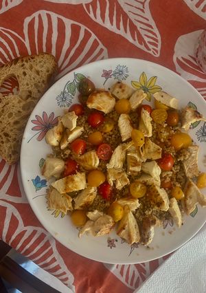 Una foto de Quinoa con pollo y tomates cherry
