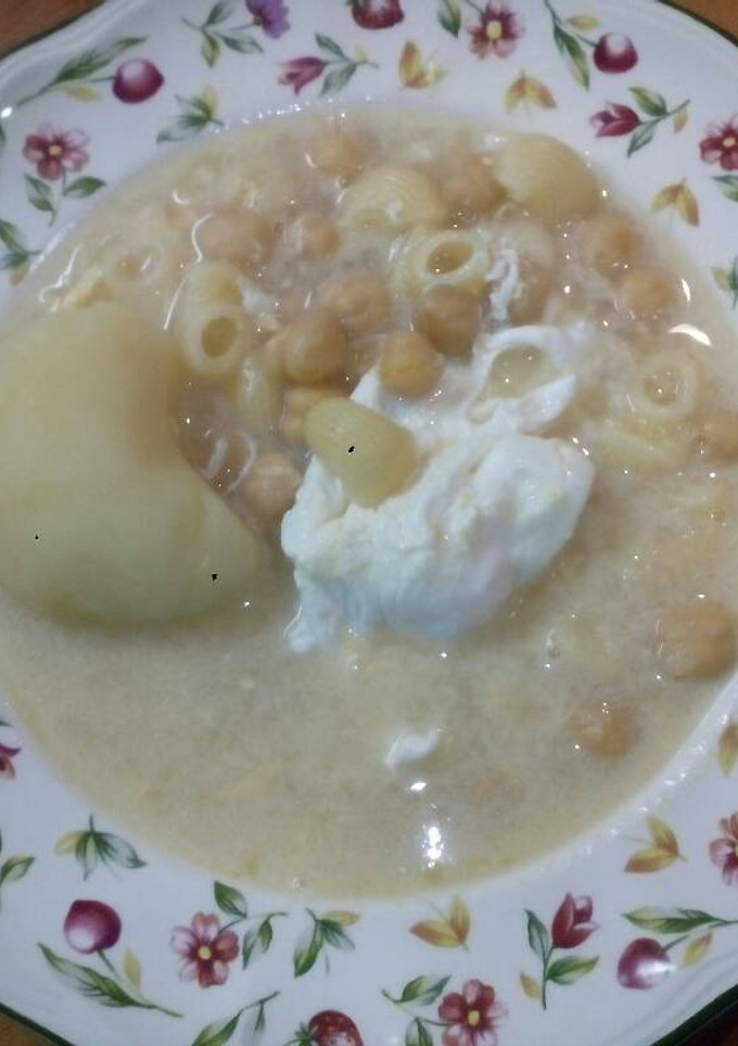 Una foto de Sopa con huevo y tiburones