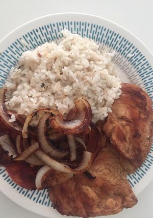 Una foto de Cerdo encebollado a la teriyaki (Almuerzo)