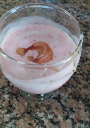 Una foto de Yogurt natural con probióticos (frutillas aparte)