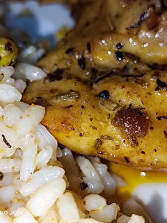 Una foto de Pollo especiado con arroz