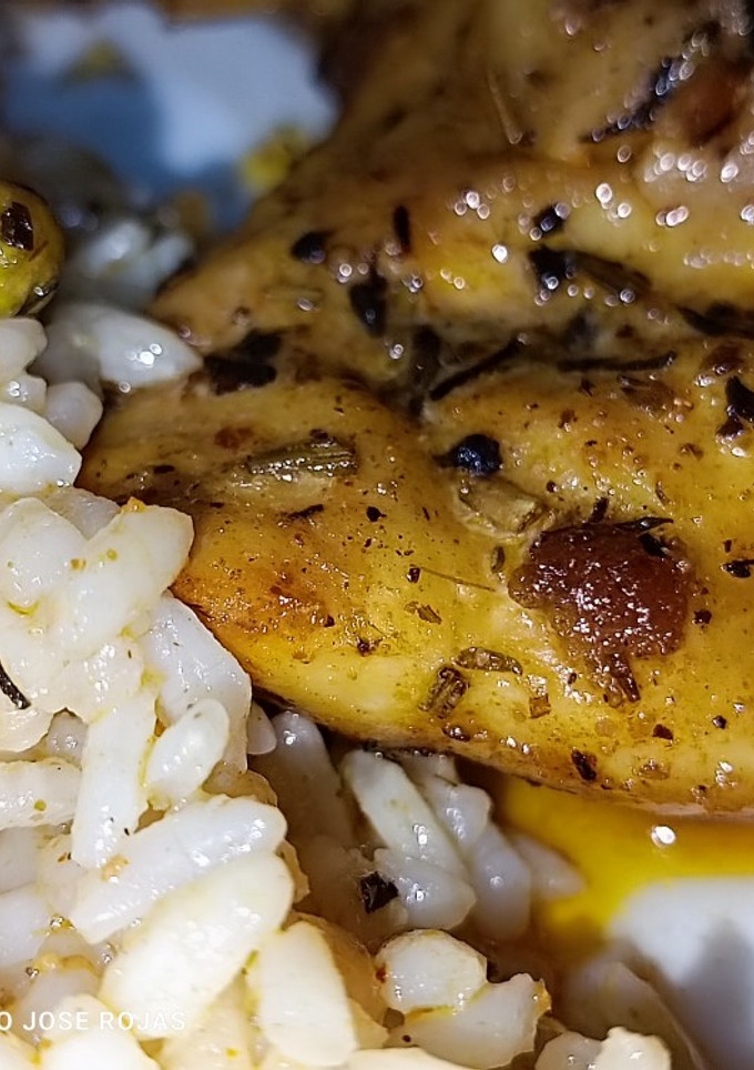 Una foto de Pollo especiado con arroz