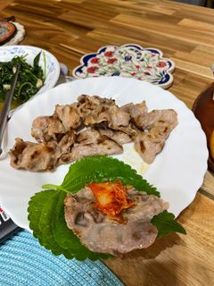 韓式芝麻葉梅泡菜包梅花肉片 的食譜成品照片