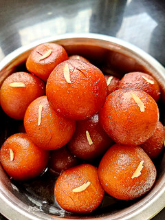 मावा गुलाब जामुन (mawa gulab jamun recipe in Hindi) रेसिपी मुख्य फोटो