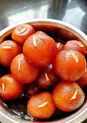 मावा गुलाब जामुन (mawa gulab jamun recipe in Hindi) रेसिपी मुख्य फोटो